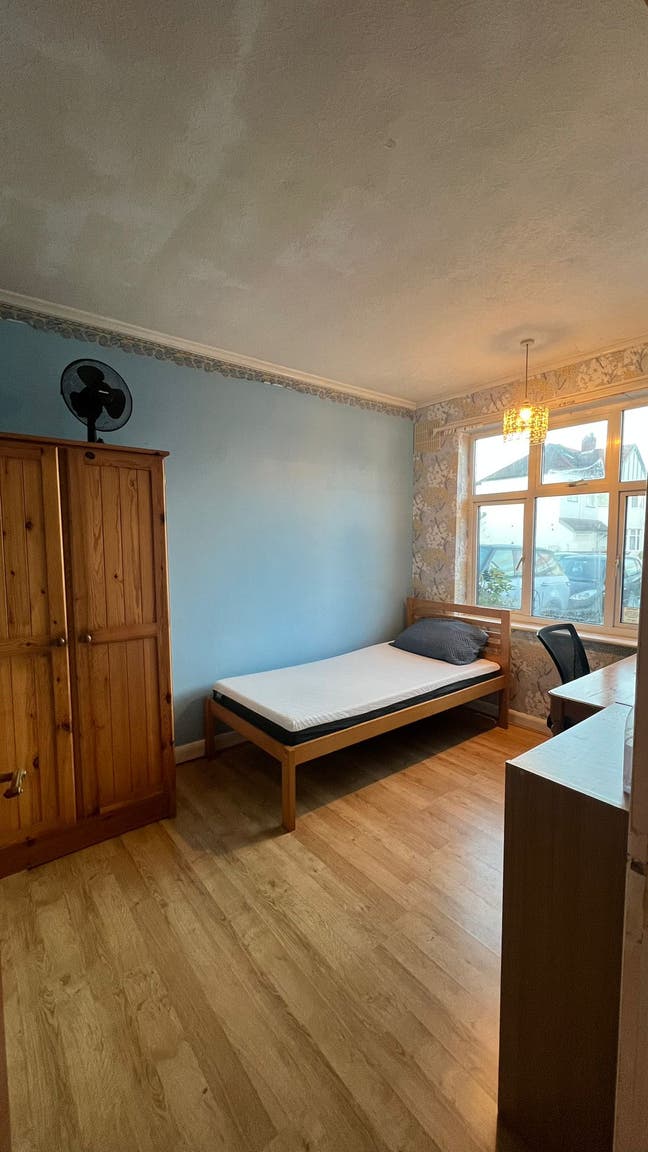 Spacious Furnished Room in Zone 3 London (Mitcham) Main Photo