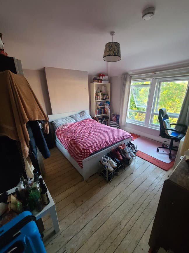 Stunning Large Room in Big Period House Main Photo