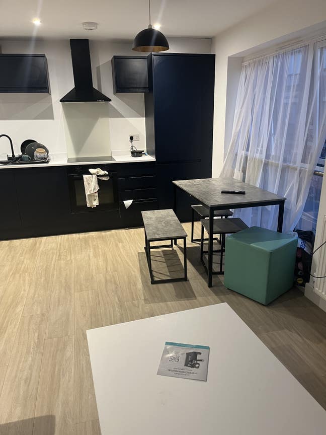 An modern ensuite room in a shared 4 bed flat Main Photo