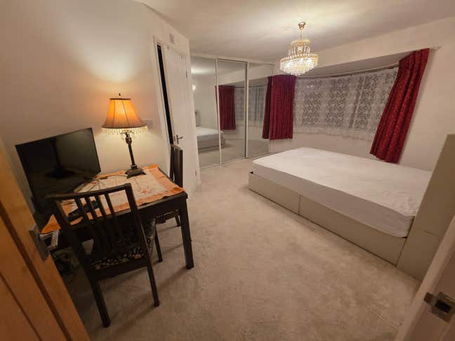 Quiet, Respectful Big Room to Let in Peaceful RG1 Main Photo