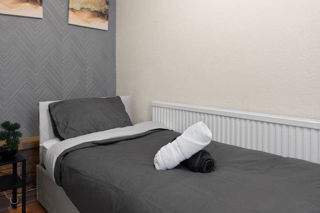 4-Bedroom Home, Abbeywood, Free Parking Sleeps 11 Main Photo