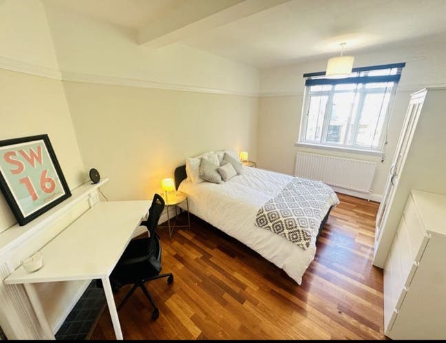 Enormous Room with Desk and Kingsized Bed Main Photo