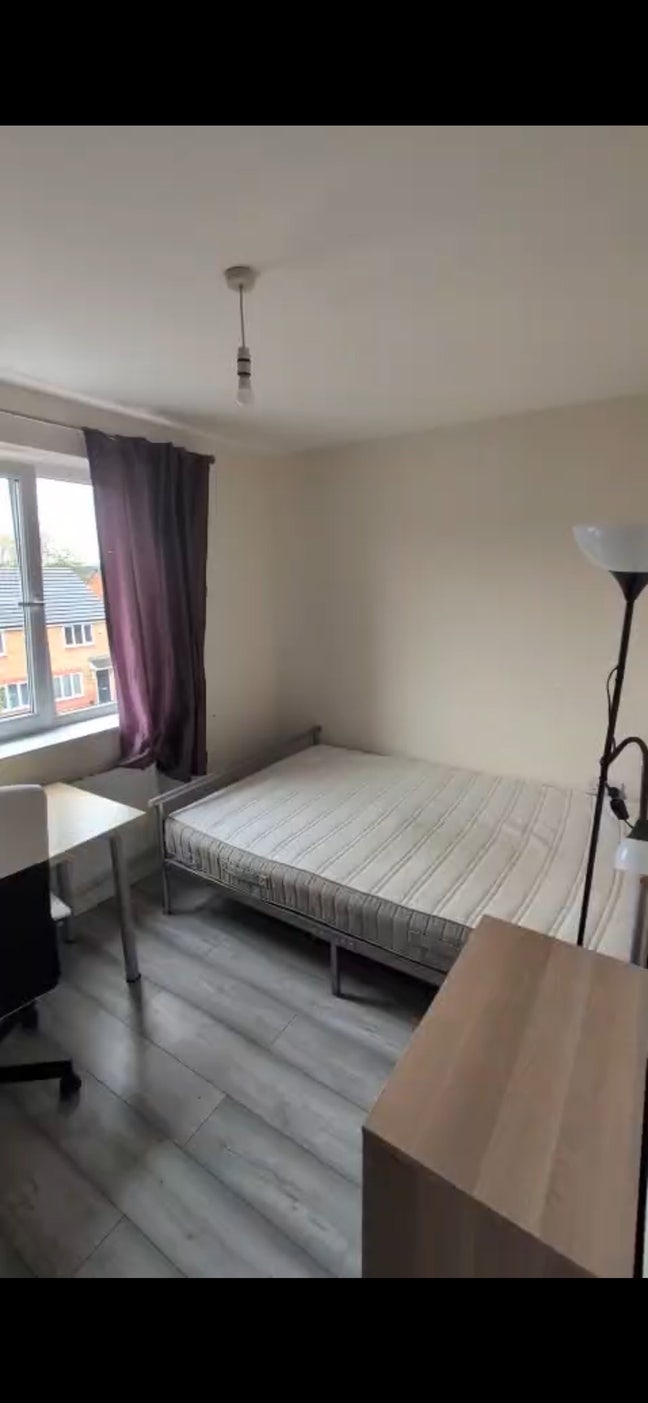 Bright and Spacious Room in Manchester M13 Main Photo