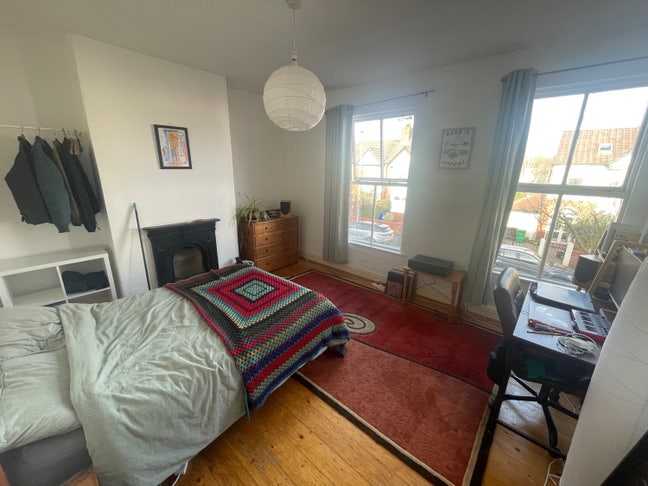 Spacious double room near Beech Rd (max 2 months) Main Photo