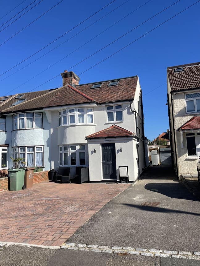 A bright and comfortable bedsit is available  Main Photo