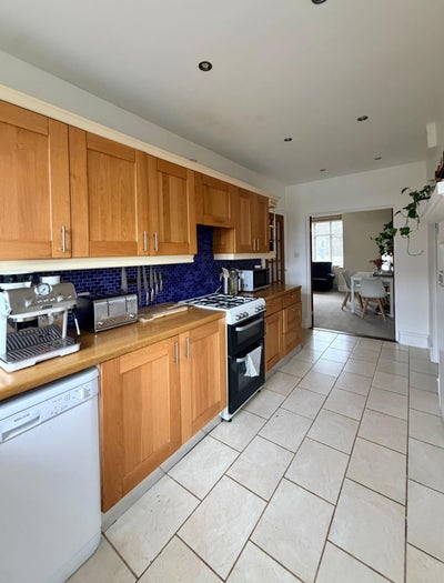 Lovely house with garden and parking Main Photo
