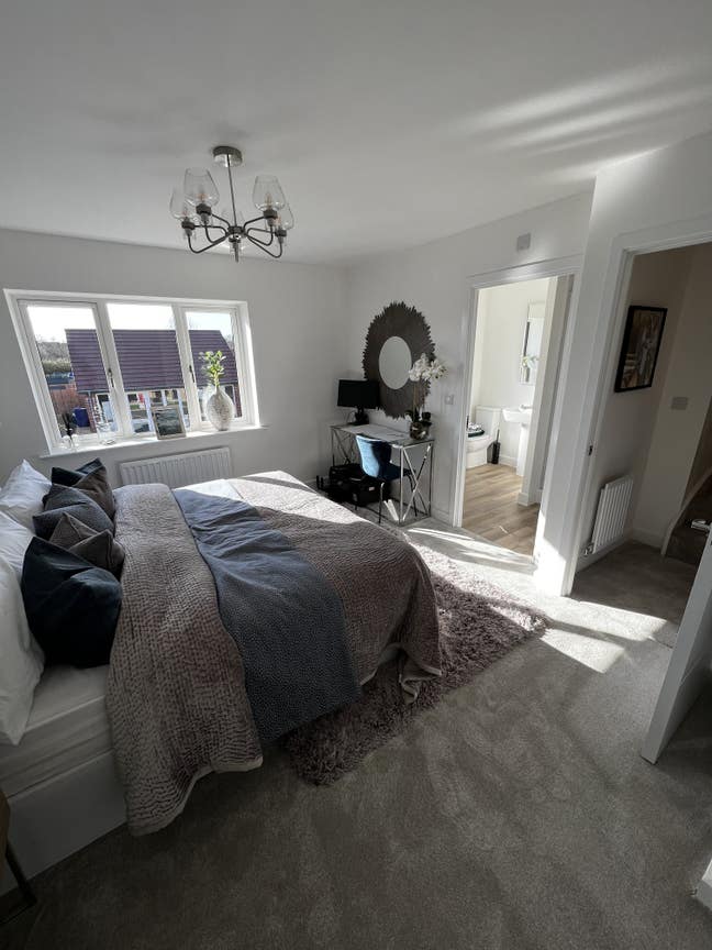 Master Bedroom with En-Suite Available – Bills Inc Main Photo
