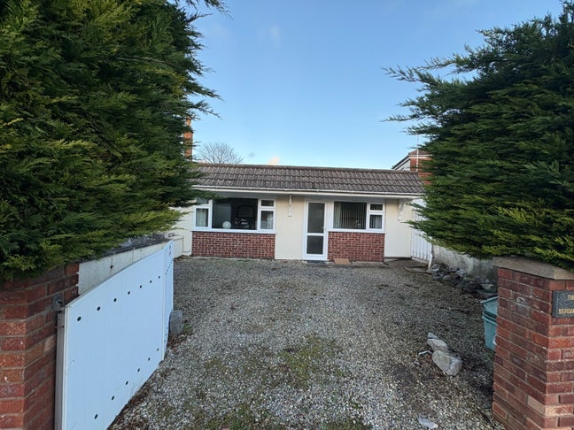 Detached Bungalow with Parking  - Milton area Main Photo