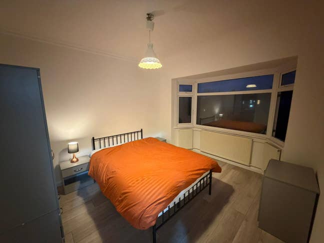 Bright Double Room in a Prime Location – All Bills Main Photo