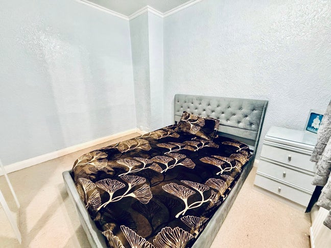 Double Room Available for Rent Tw13 Area  Main Photo