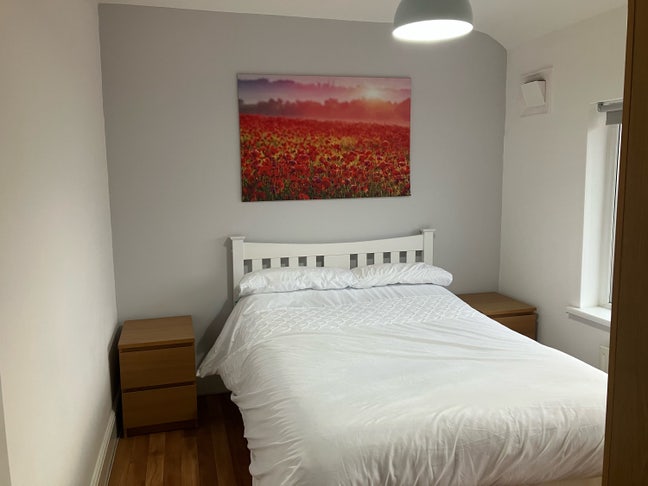 Quiet Double Room.  8 min walk to Salford Royal. Main Photo