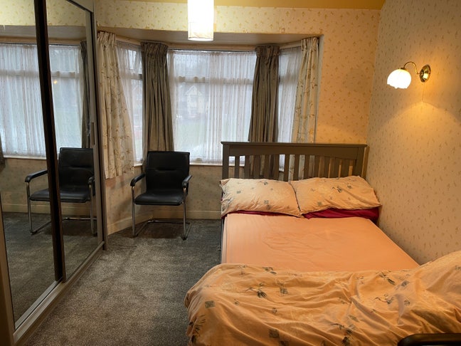 Double room with shared washroom near QE hospital  Main Photo
