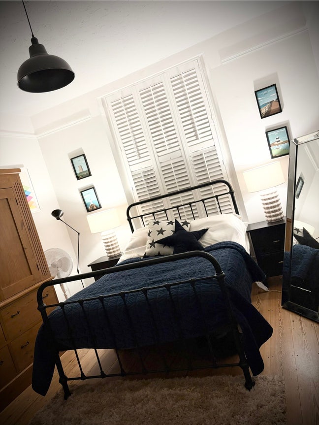 Very Large Double Room in Georgian Apartment  Main Photo