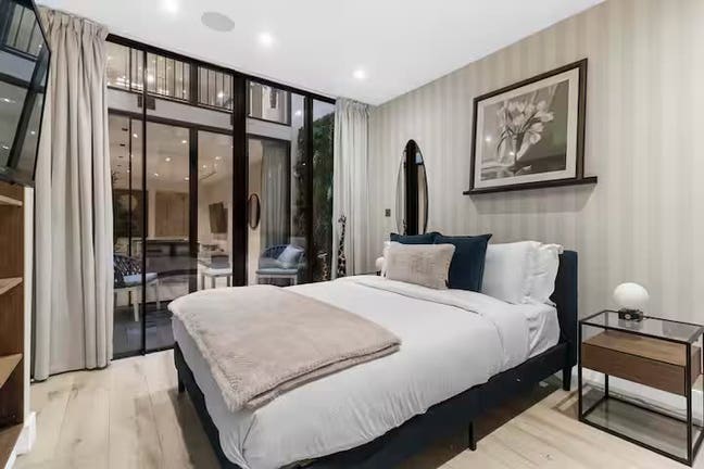 🚆 Fast to Canary Wharf • E14 9JQ ⚡ Main Photo