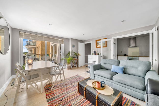 Generously-sized room on the river in Wandsworth Main Photo