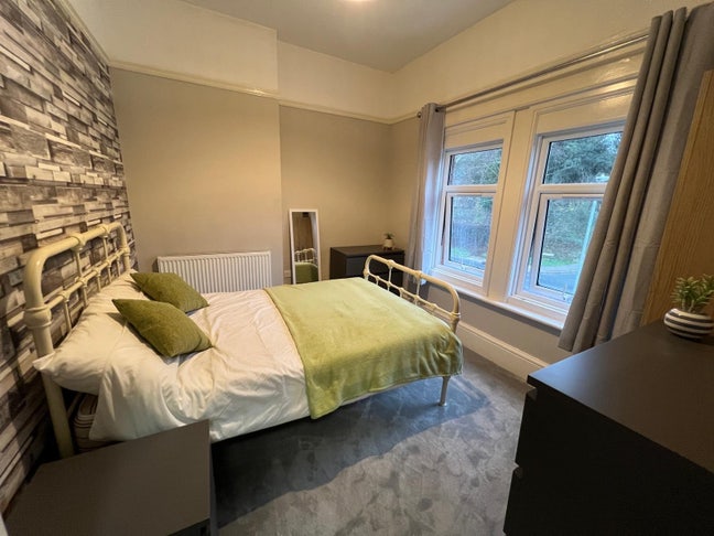 Professional House, Parking, close Town & Station Main Photo