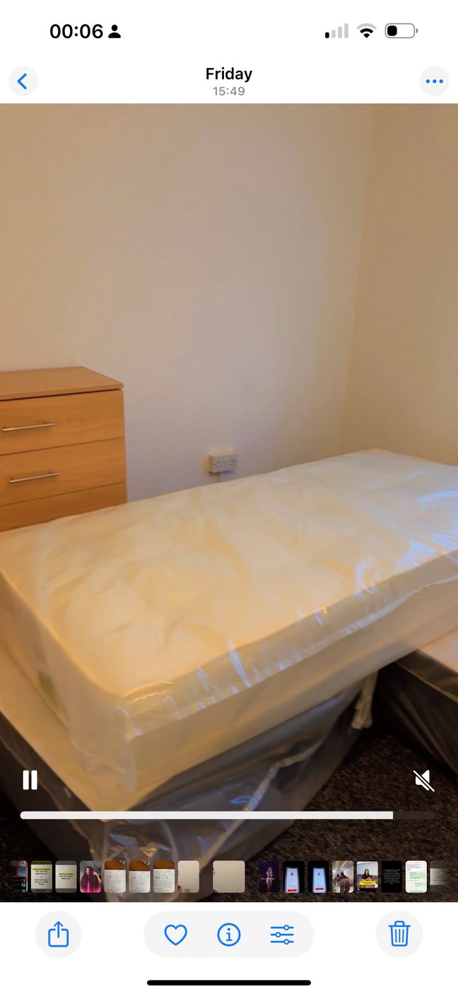 Bright room in a 2-bedroom house to share Main Photo