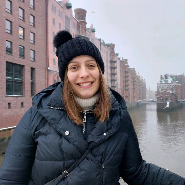 I am a professional portuguese female aged 29... Main Photo