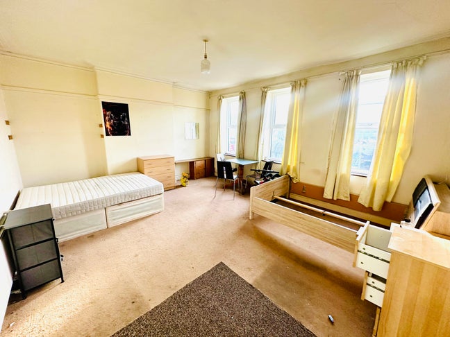 Double Room for Rent – Shared Apartment  Bright do Main Photo