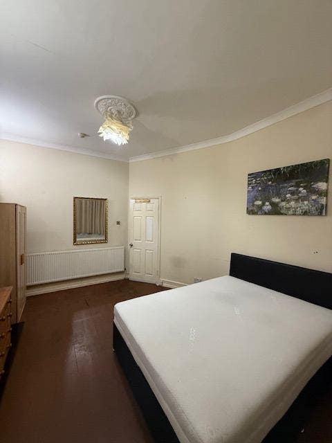 2 spacious rooms available, 1 with en-suite Main Photo