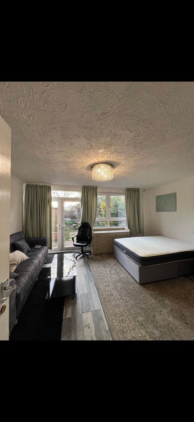 E14 Single Room, Furnished Property Main Photo