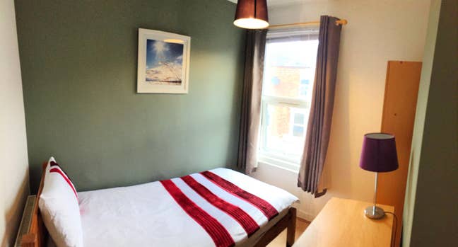 Simple, Stylish Single Room in Friendly Home share Main Photo