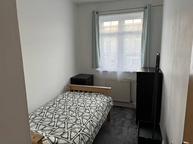 Single Bedroom with Private Bathroom Main Photo