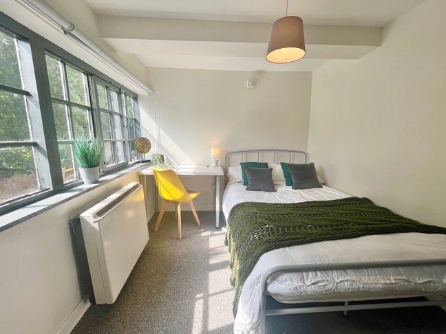 SPACIOUS Double Room near Victoria Centre Main Photo