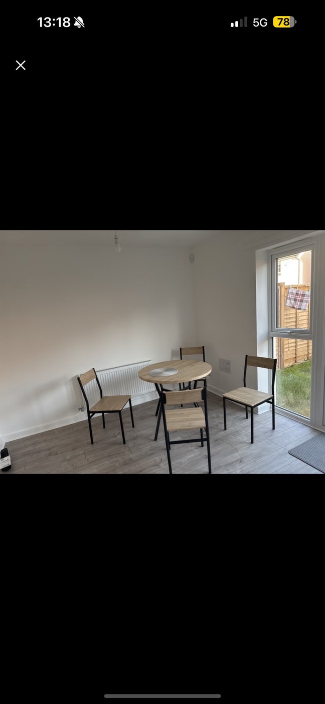 Room available in new house  Main Photo