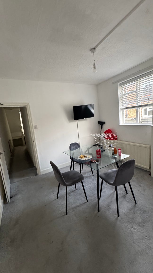 Single room close to Hammersmith station Main Photo