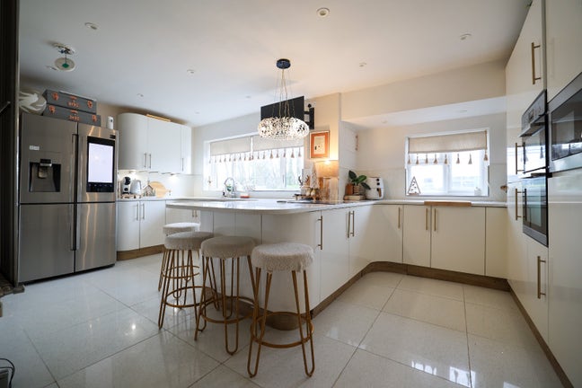 Spacious double room, close to M1, M25 & junction Main Photo