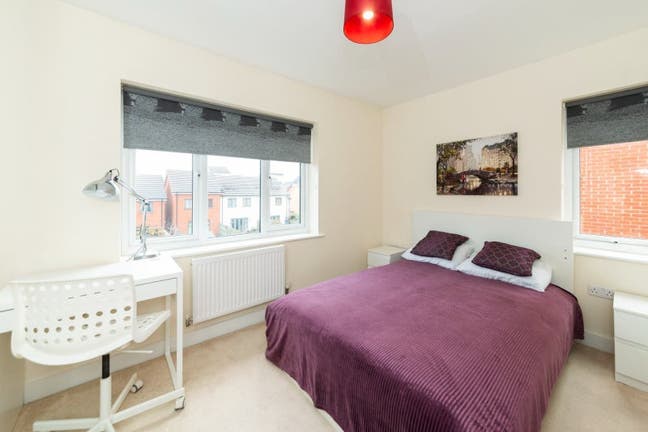 Lovely En-suite room Close to Green Park & M4 Main Photo