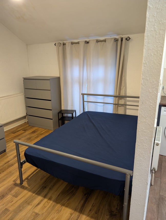 Studio flat for &pound;650 including part bills. Main Photo