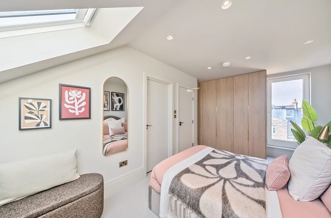 Stunning House with 6 bedrooms close to Station! Main Photo