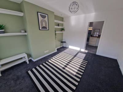 Freshly Refurbished 3-Bedroom House 🏠 Main Photo