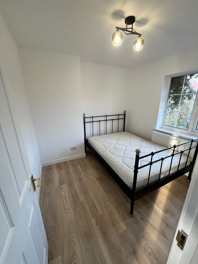 New Refurbished House with Garden and Conservatory Main Photo