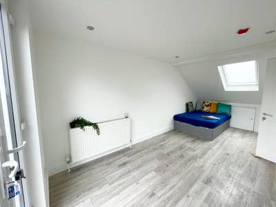 Large Studio, Private Bathroom & Lounge, Bills Inc Main Photo