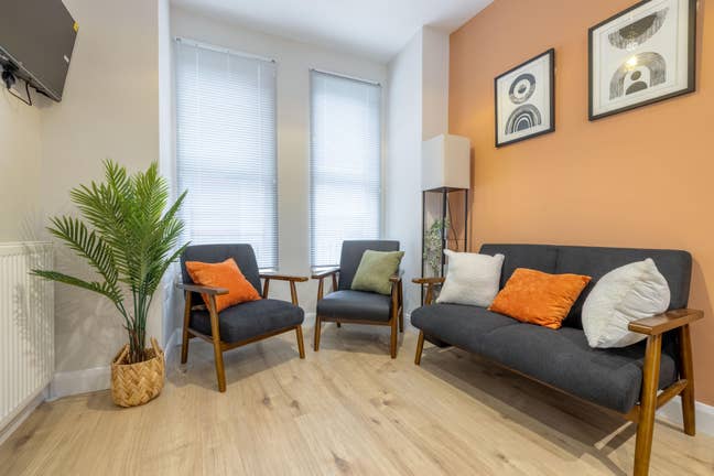 Stunning New 3 Bed Hmo in BT6 - Available Now!!  Main Photo