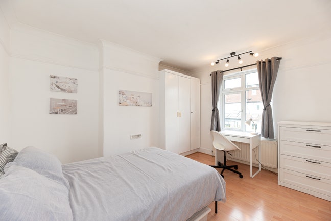 Extra Large Room in Quiet East Croydon House Main Photo