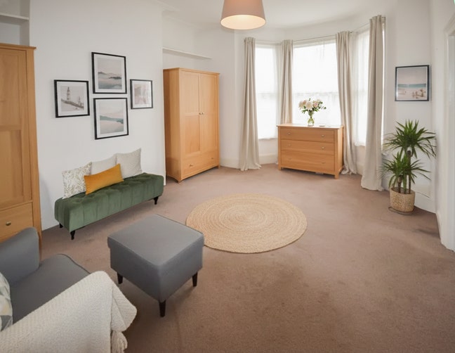 Private Lounge + Bedroom / 2 Kitchen & 2 Bathroom Main Photo