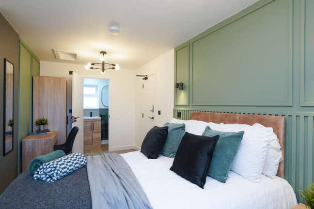 Recently refurbished en suite room Main Photo