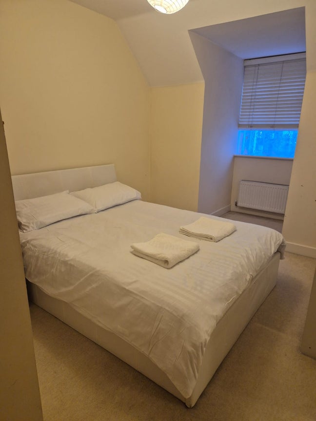 2 bedroom flat 8mins from Woking station GU21 Main Photo