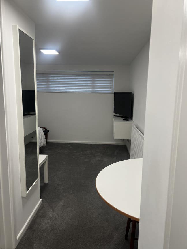 Self-Contained Annex - Camberley - &pound;1,000 Pcm  Main Photo