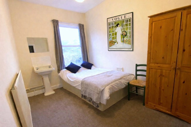 Spacious Room in Vibrant Abington Area Main Photo