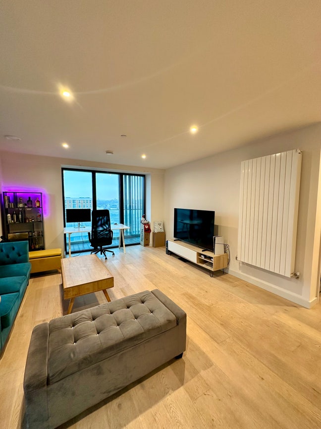 Seeking flatmate for 2Bed 2Bath Apartment E16 2BN Main Photo