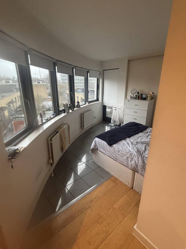 Zone 1 - Flat (Room) to Rent (Whitechapel) Main Photo