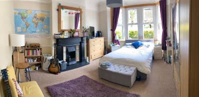 Large, bright bedroom in friendly house Main Photo