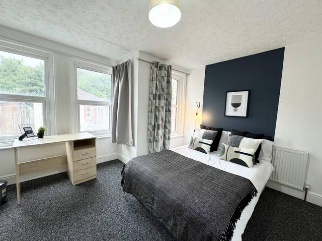 Large Double Ensuite Room - SO15  Main Photo