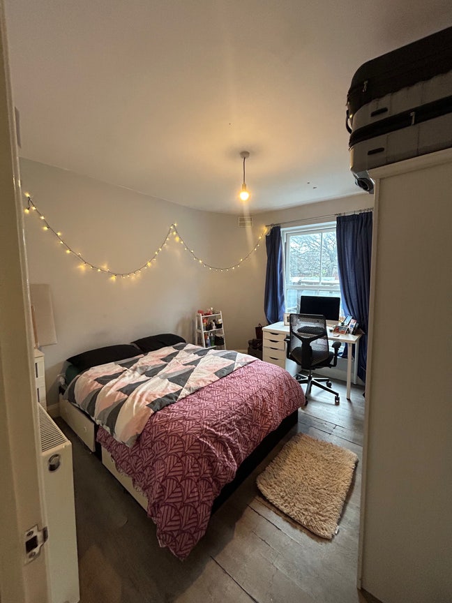Sublet available for a month for &pound;890 in zone 2 Main Photo