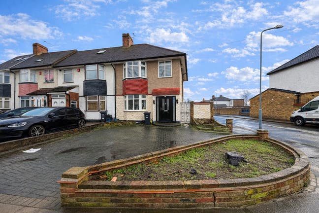 **Three Bedroom End of Terrace House in IG5** Main Photo